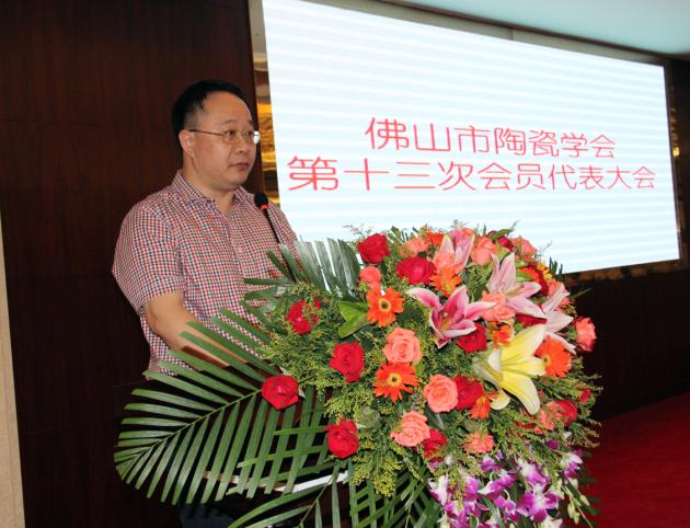 圖3、佛山市陶瓷學(xué)會(huì)新一屆理事會(huì)理事長馮斌作工作規(guī)劃報(bào)告.jpg
