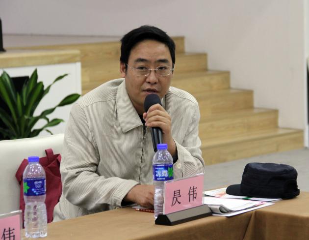 圖5、佛山科技學(xué)院副教授昃偉在會上談?wù)撈髽I(yè)文化與企業(yè)識別設(shè)計系統(tǒng)價值.jpg