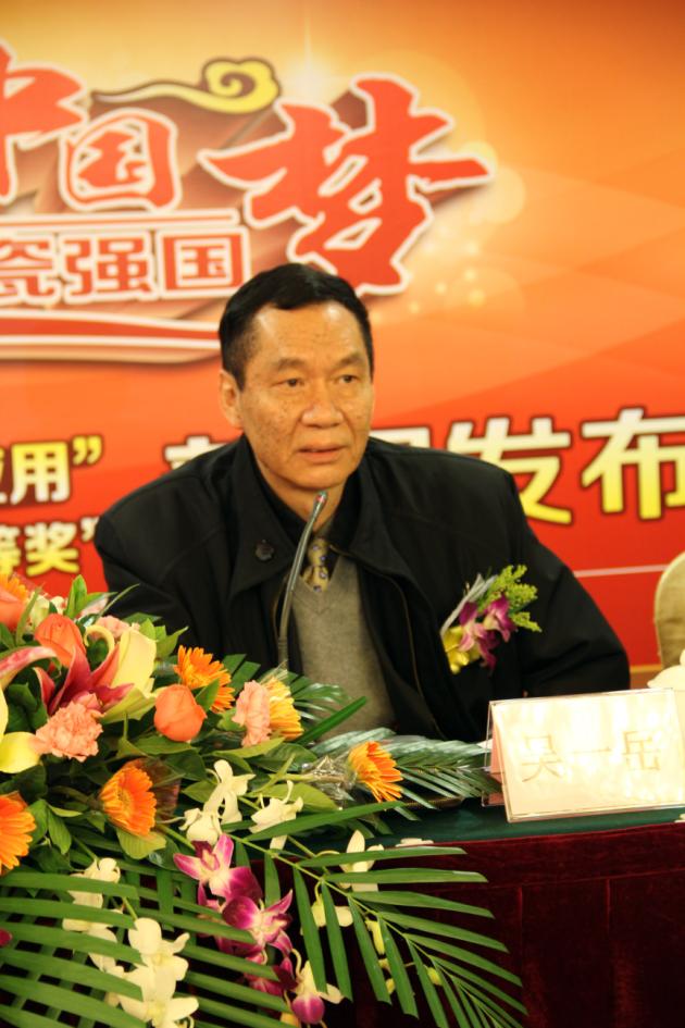 圖3、中國建材聯(lián)合會副會長、廣東建材協(xié)會會長吳一岳盛贊宏陶公司的科技創(chuàng)新