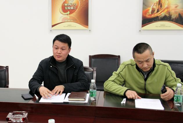 圖5、宏陶仿古磚銷售副總曹剛毅（左一）在會(huì)上發(fā)言.jpg