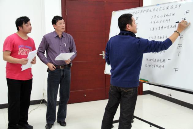 圖10、宏陶市場(chǎng)總監(jiān)霍達(dá)炎（中）、設(shè)計(jì)部主管何志偉（左一）審票、設(shè)計(jì)部經(jīng)理郭盛苗（右一）記票情況.jpg