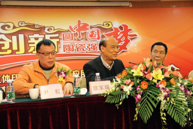 圖3、企業(yè)副總歐家瑞（左二）在新聞發(fā)布會上精彩講話，贏得滿堂喝彩