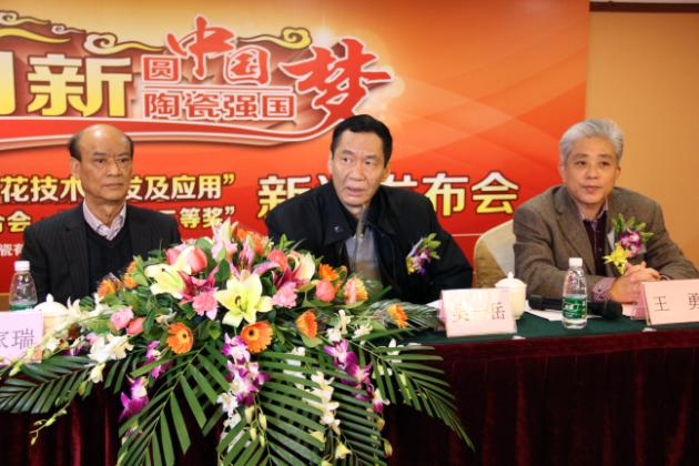 圖4、中國建材聯(lián)合會副會長、廣東建材協(xié)會會長吳一岳（左二）盛贊宏陶公司歷史以來的技術研發(fā)與創(chuàng)新