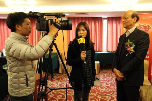 圖8、企業(yè)副總歐家瑞（左一）接受廣東電視臺記者采訪.jpg