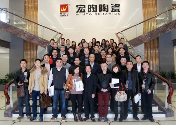 圖2、企業(yè)相關(guān)領(lǐng)導(dǎo)、宏陶各銷售老總、獲獎(jiǎng)經(jīng)銷商代表、銷售業(yè)務(wù)代表及設(shè)計(jì)師代表在展廳大堂大合影