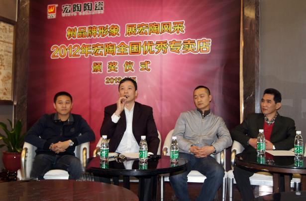 圖3、主持人宏陶市場總監(jiān)霍達(dá)炎宣布全國優(yōu)秀專賣店獲獎(jiǎng)名單