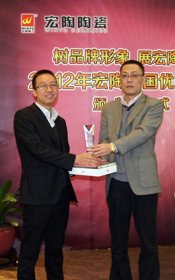 圖7、宏陶拋光磚銷售副總張彥為山東青島宏陶專賣店代表頒獎(jiǎng)