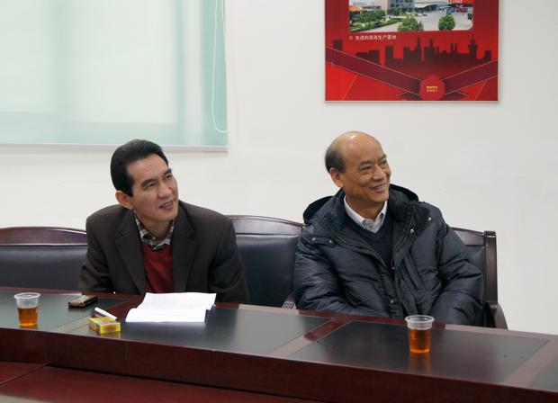 圖2、企業(yè)副總歐家瑞（右一）、宏陶銷售總經(jīng)理陸志江對參評專賣店裝修效果感到滿意