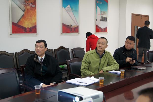 圖6、觀看幻燈片的同時，宏陶仿古磚副總曹剛毅（右一）特別用手機記下專賣店裝修效果的不同亮點