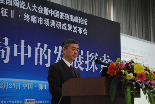 圖1、中國建筑衛(wèi)生陶瓷協(xié)會專職副會長、秘書長繆斌在大會上作了年度總結(jié)報告