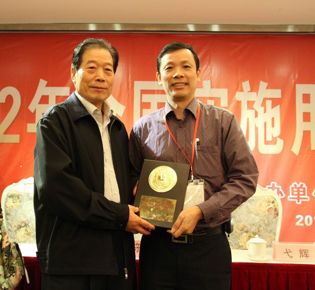 5、全國用戶委員會主任弋輝（左）與宏陶市場總監(jiān)霍達炎合影
