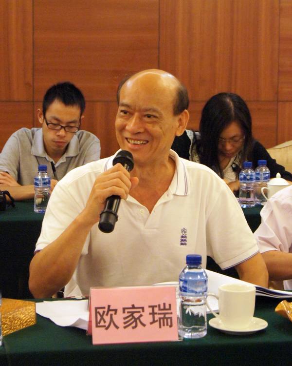 圖3、企業(yè)副總歐家瑞臉露微笑，衷心感謝專家組及領(lǐng)導(dǎo)媒體對(duì)宏陶薄磚技術(shù)的高度評(píng)價(jià)