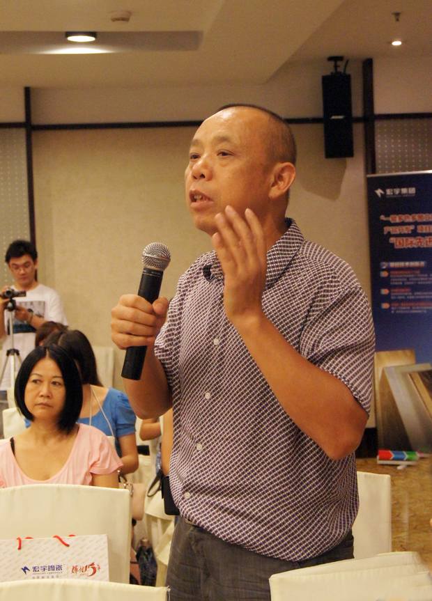 圖4、陶瓷資訊報社長喻鎮(zhèn)榮盛贊宏陶公司誠信贏天下