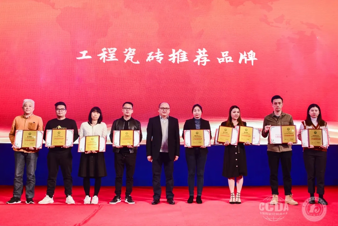 宏陶代表（左一）上臺領(lǐng)獎(jiǎng)