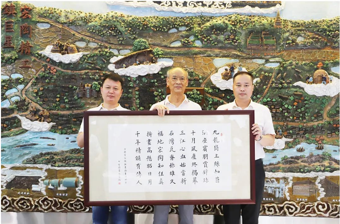 詩(shī)人悟變恒為即將展現(xiàn)的拼畫開幕賦詩(shī)《七律·賀宏陶陶瓷拼畫揭幕》